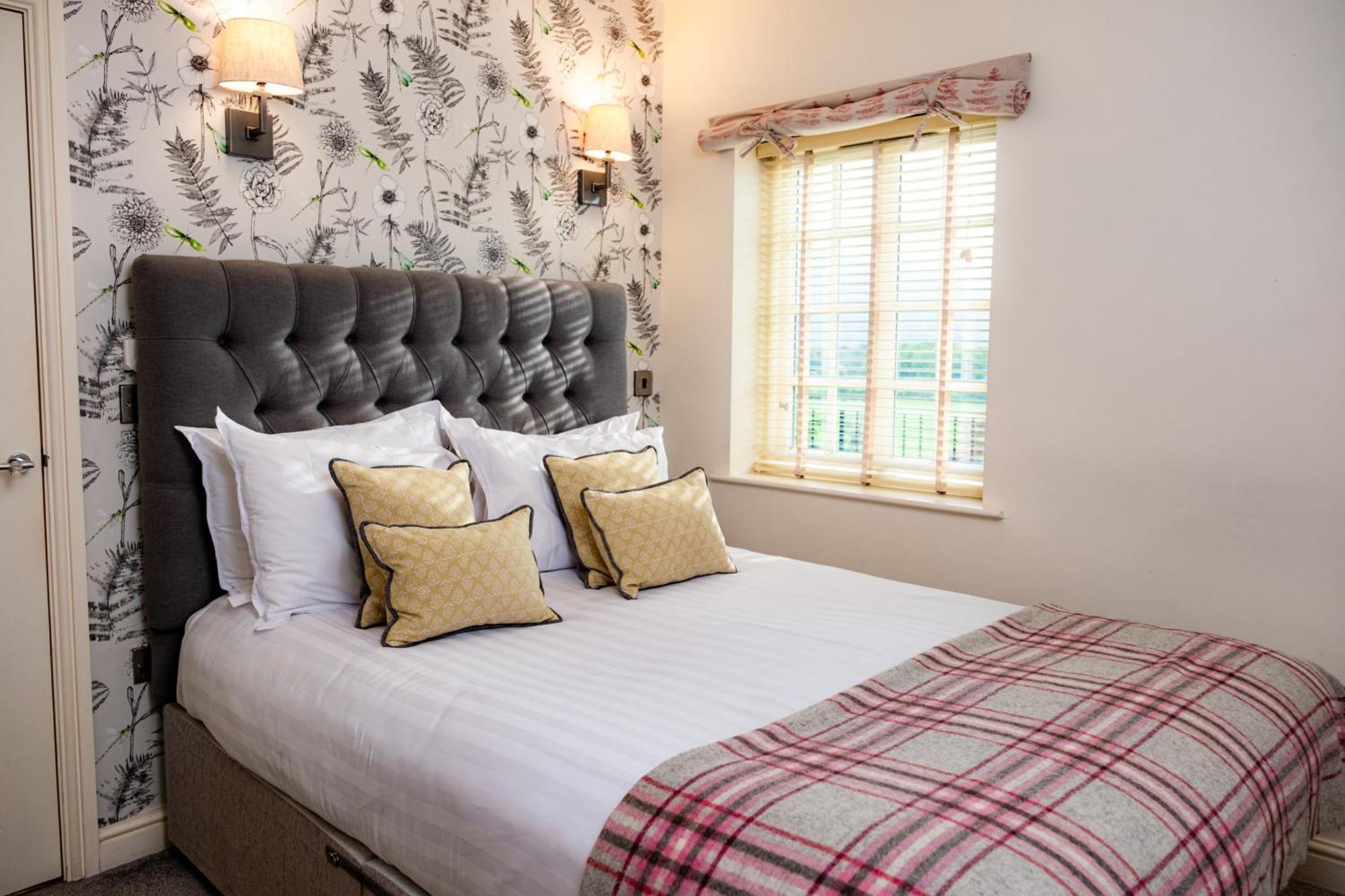 Отель Ravenstone Manor 4*