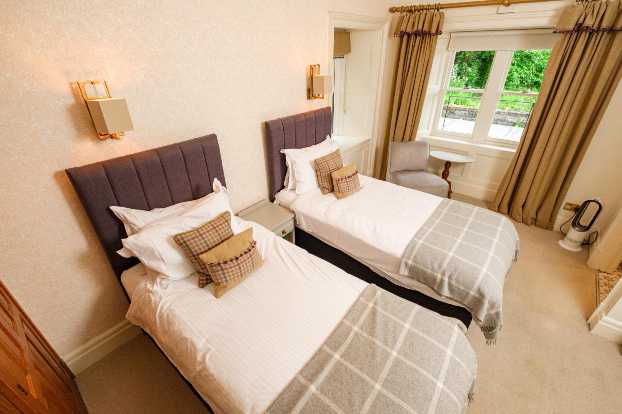 Отель Ravenstone Manor 4*